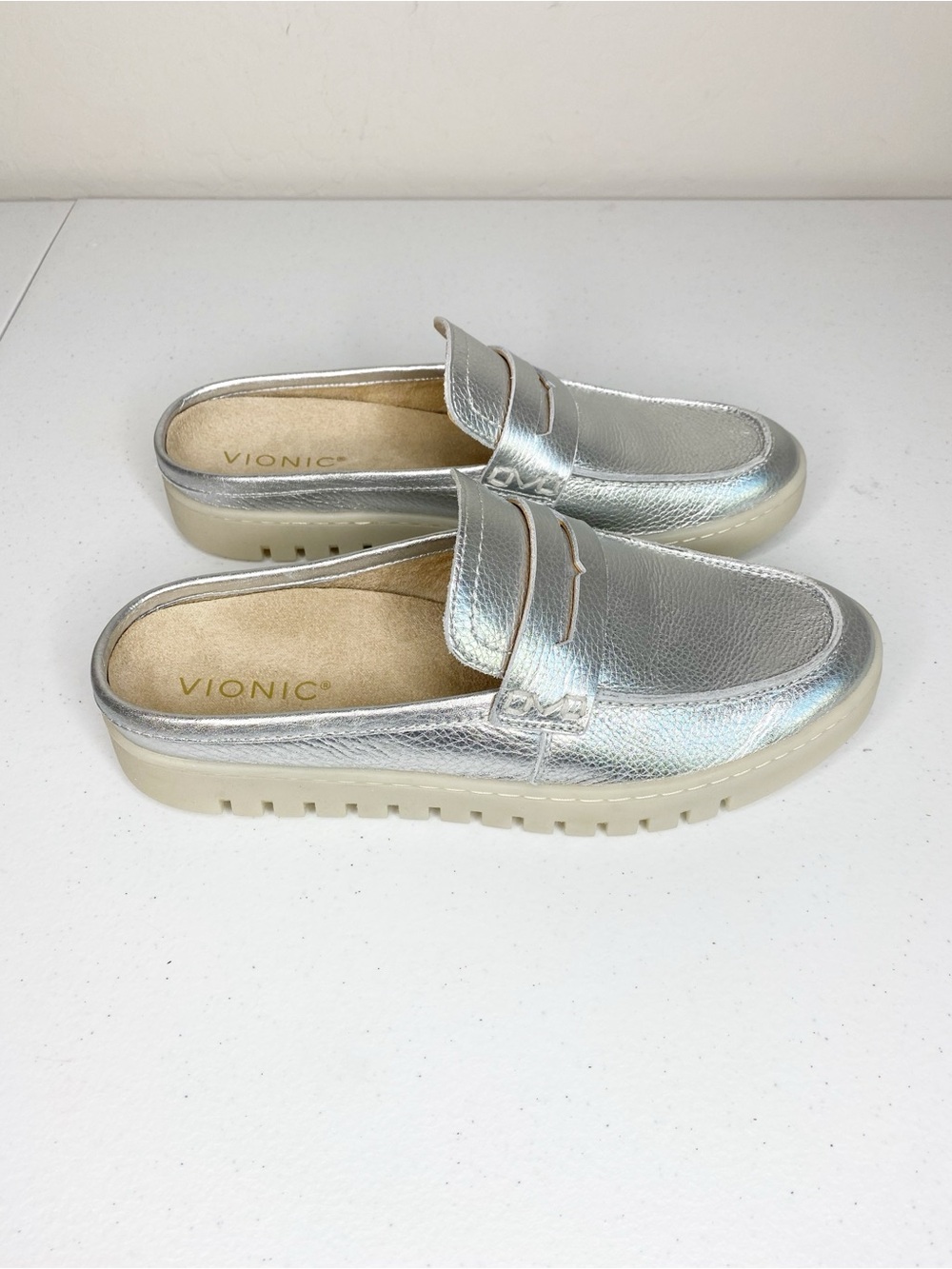 Vionic Uptown Penny Loafer Mule in Silver Metallic Size 7.5 W  Like new
